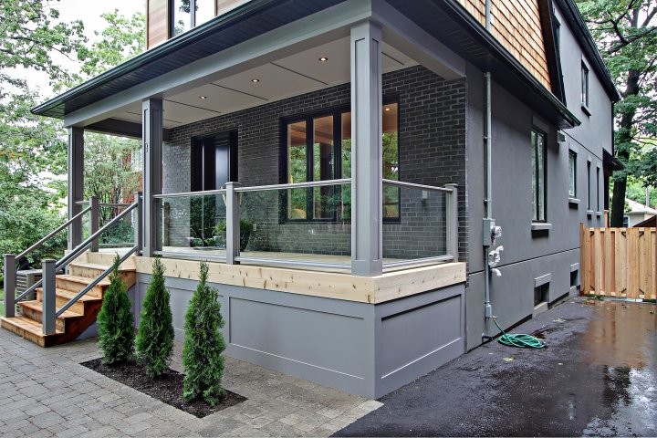 Photo of a contemporary veranda in Toronto.