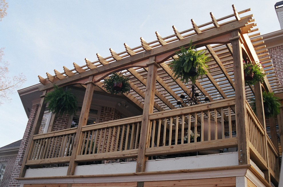 Exemple d'un grand porche d'entrée de maison arrière méditerranéen avec une pergola.