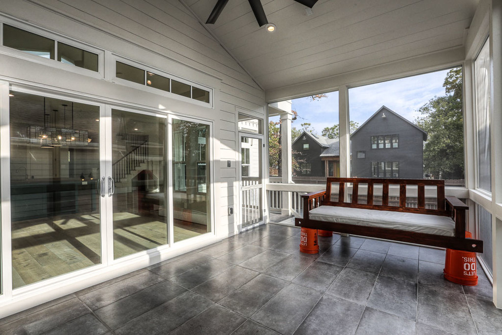 Foto de porche cerrado de estilo de casa de campo grande en patio trasero y anexo de casas con adoquines de hormigón