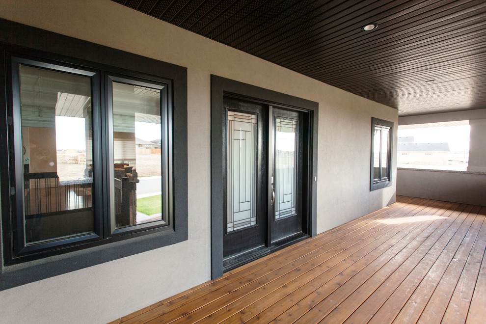 Idéer för att renovera en mellanstor funkis veranda framför huset, med takförlängning