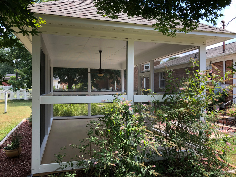 Foto di un portico chic di medie dimensioni e dietro casa con un portico chiuso e un tetto a sbalzo