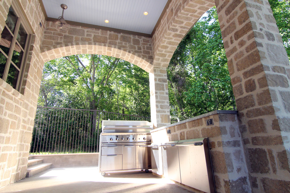Пример оригинального дизайна: пергола на веранде среднего размера на заднем дворе в классическом стиле с летней кухней и покрытием из каменной брусчатки