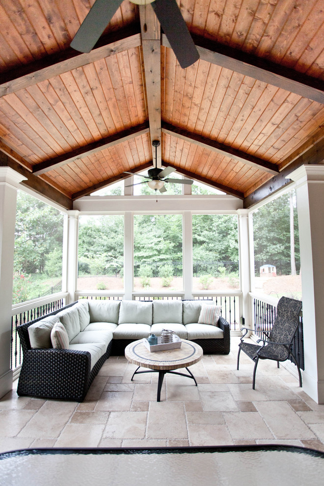 Cette image montre un très grand porche d'entrée de maison arrière traditionnel avec une moustiquaire, du carrelage et une extension de toiture.