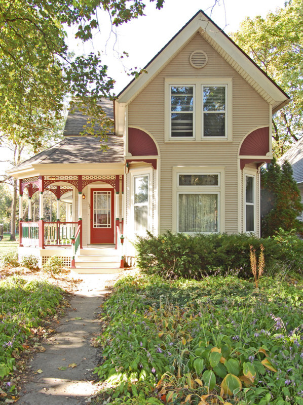 Mid-sized elegant porch photo in Milwaukee with decking and a roof extension