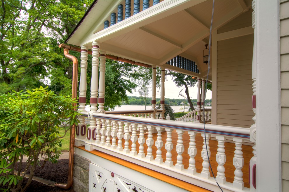 Modelo de terraza tradicional de tamaño medio en patio delantero y anexo de casas con entablado