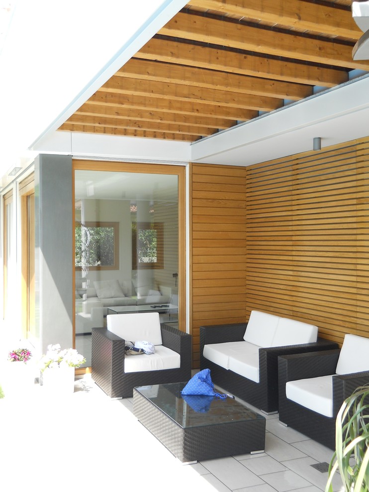 This is an example of a modern veranda in Milan.