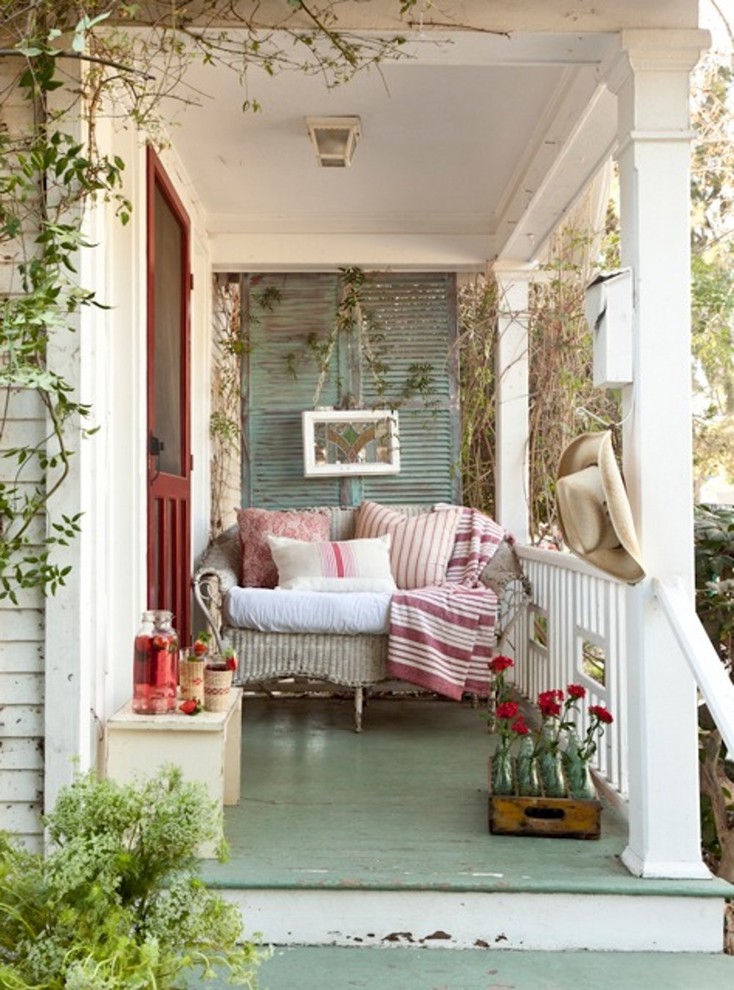 Shabby-Chic Veranda im Vorgarten in Los Angeles