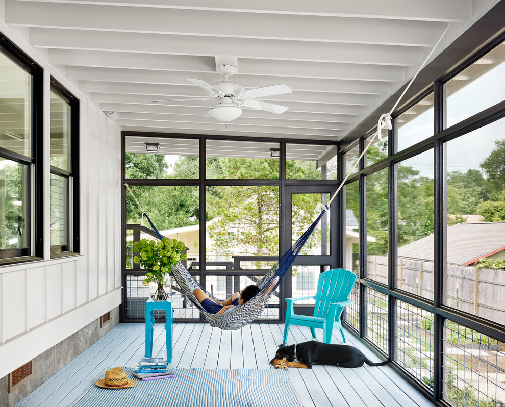 Idée de décoration pour un porche d'entrée de maison arrière marin avec une moustiquaire, une terrasse en bois et une extension de toiture.