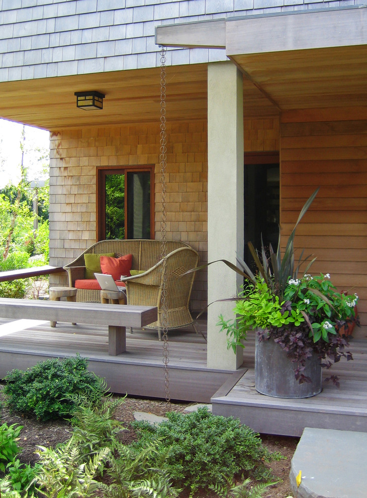 Ejemplo de terraza contemporánea de tamaño medio en patio lateral y anexo de casas con entablado