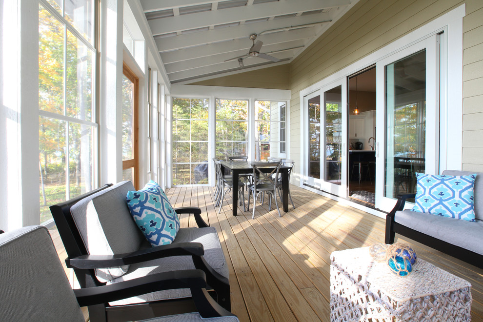 Cette photo montre un petit porche d'entrée de maison arrière bord de mer avec une moustiquaire, une terrasse en bois et une extension de toiture.