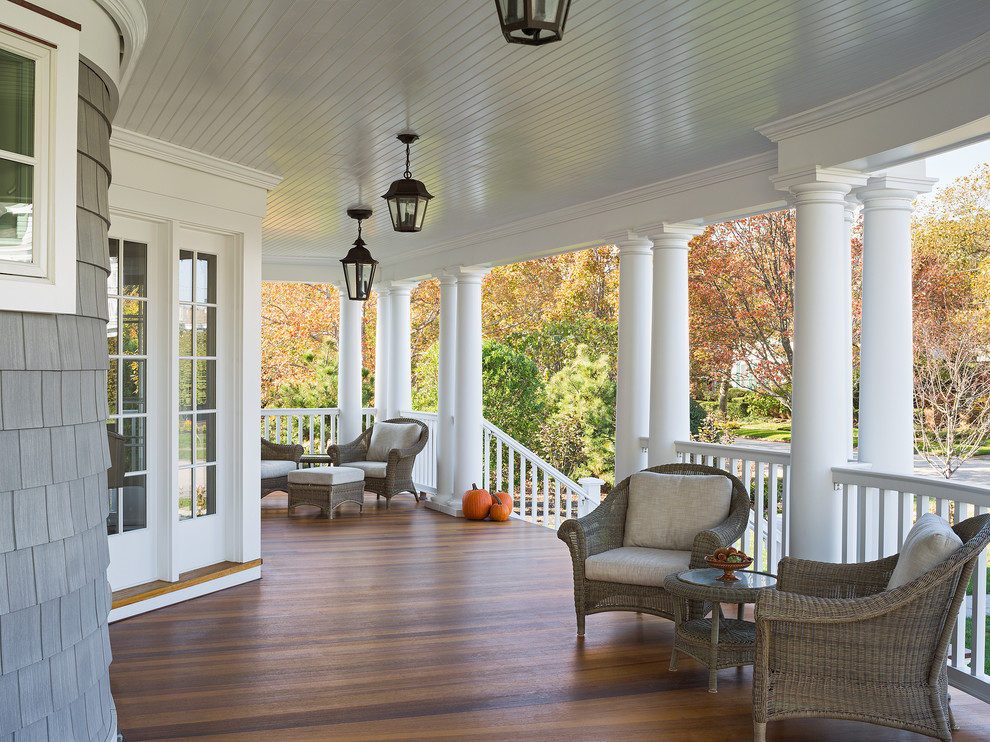 Cette image montre un grand porche d'entrée de maison avant victorien avec une terrasse en bois et une extension de toiture.