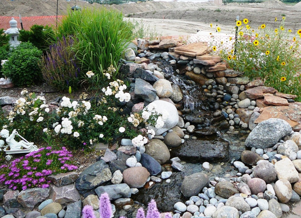 Inspiration pour un jardin arrière asiatique de taille moyenne avec un point d'eau et des pavés en pierre naturelle.