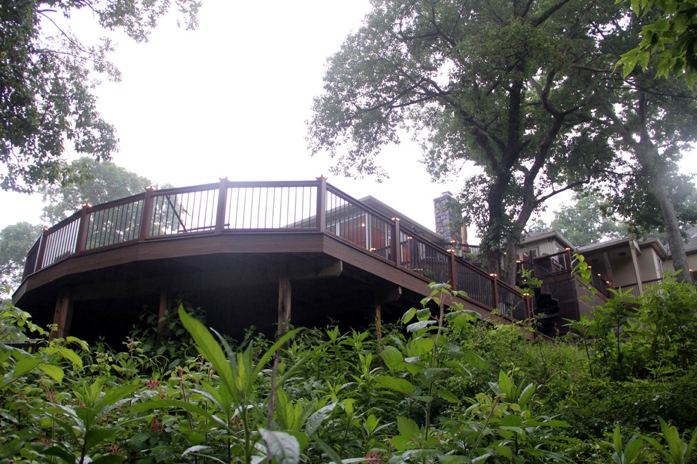 Aménagement d'un grand porche d'entrée de maison arrière montagne avec une moustiquaire, une terrasse en bois et une extension de toiture.