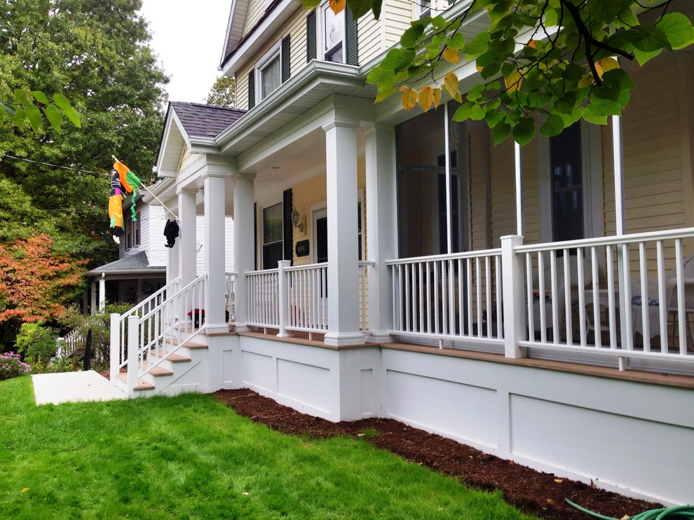 Inspiration för mellanstora klassiska innätade verandor framför huset, med trädäck och takförlängning