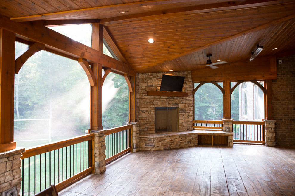 Idée de décoration pour un grand porche d'entrée de maison arrière chalet avec une moustiquaire, du béton estampé et une extension de toiture.