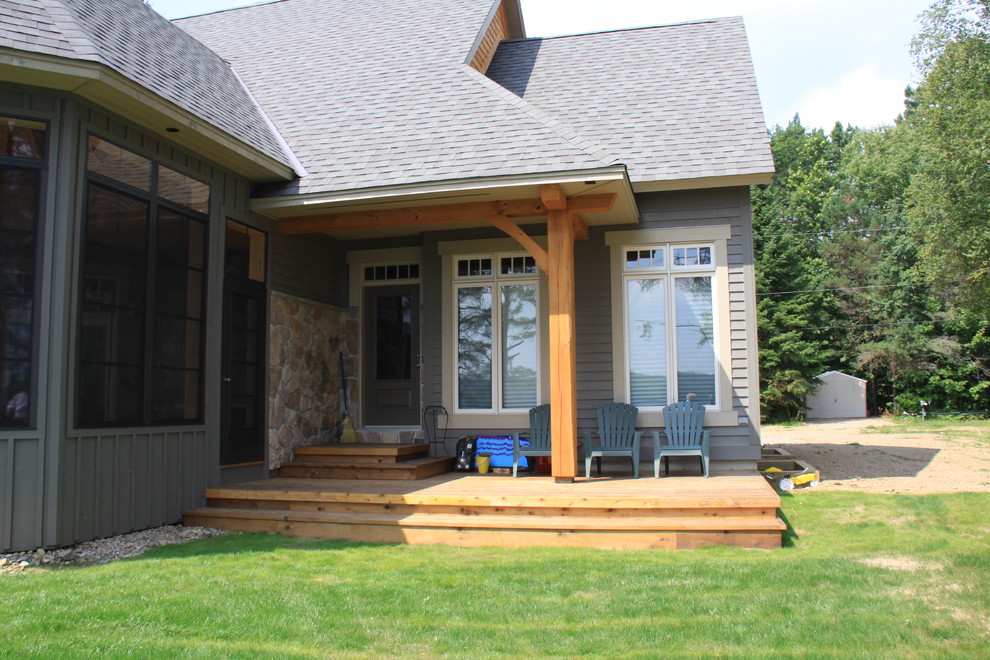 Idéer för mellanstora rustika verandor på baksidan av huset, med trädäck och takförlängning
