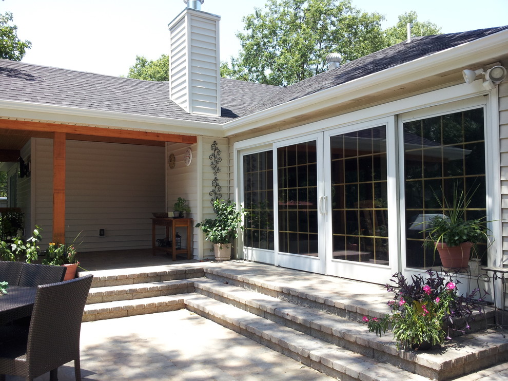 Inspiration for a contemporary porch remodel in St Louis