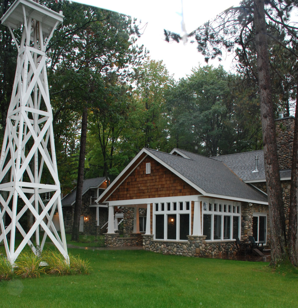 Cette photo montre un porche d'entrée de maison latéral montagne avec une moustiquaire, des pavés en béton et une extension de toiture.