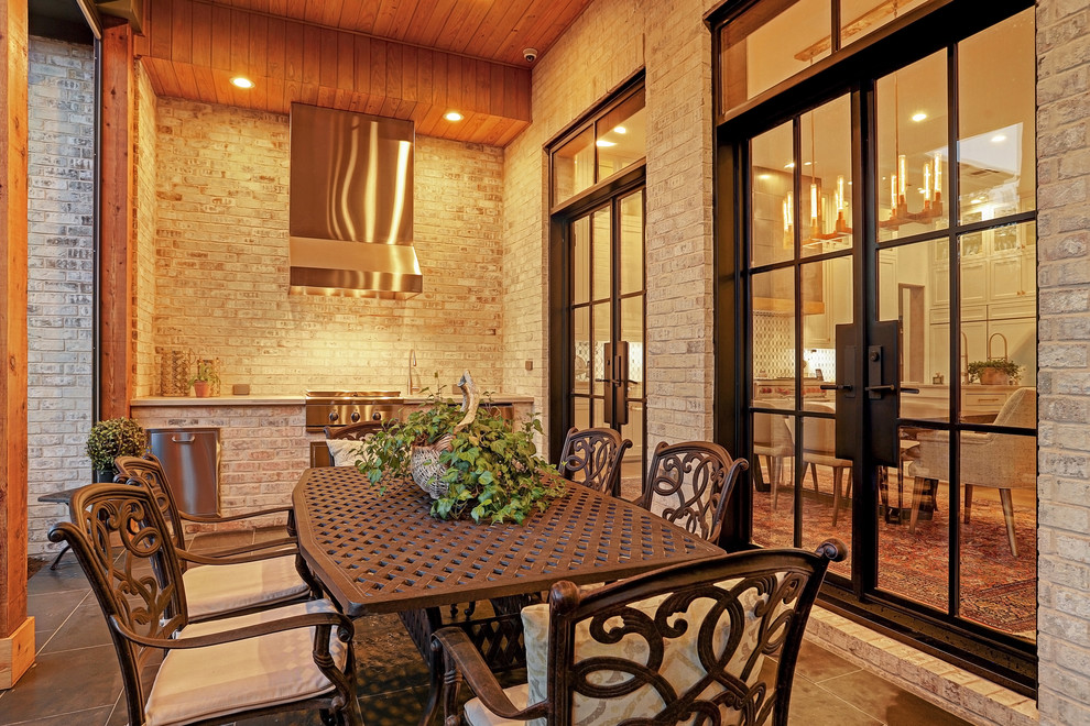 Geräumige, Geflieste, Überdachte Klassische Veranda hinter dem Haus mit Outdoor-Küche in Houston