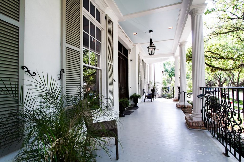 Inspiration for a timeless front porch remodel in Houston