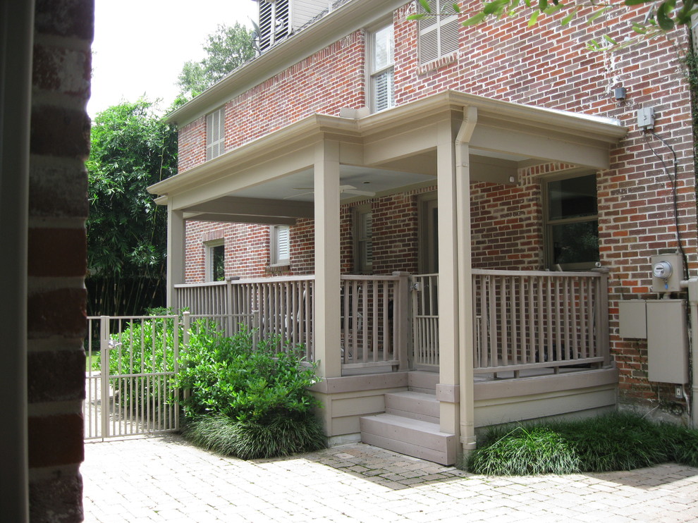 Immagine di un portico classico di medie dimensioni e dietro casa con pedane e un tetto a sbalzo