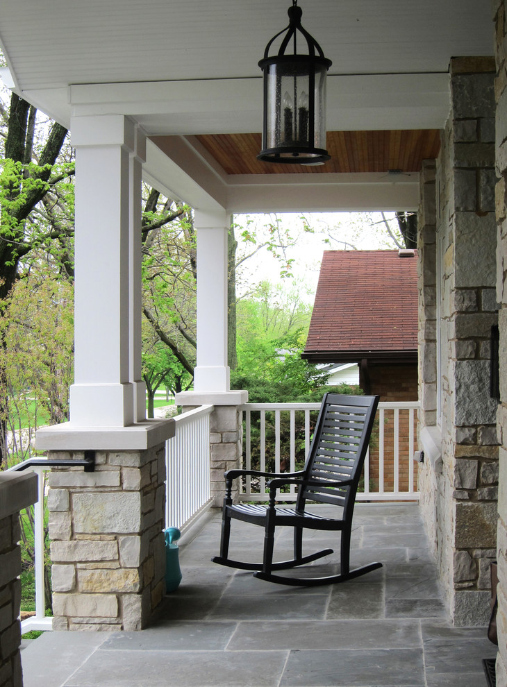 Inspiration för stora lantliga verandor framför huset, med naturstensplattor och takförlängning