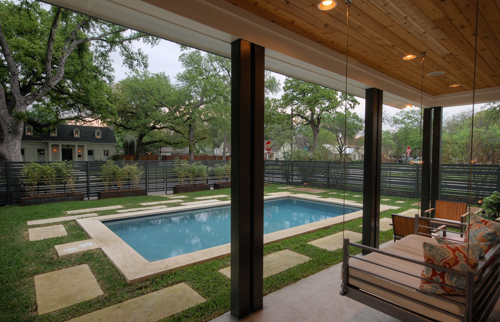 This is an example of a modern veranda in Austin.