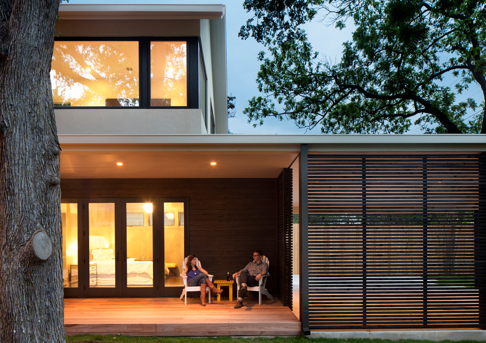 Idées déco pour un porche d'entrée de maison arrière classique avec une terrasse en bois et une extension de toiture.