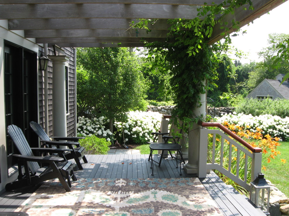 Cette photo montre un porche d'entrée de maison avant montagne de taille moyenne avec une terrasse en bois et une pergola.