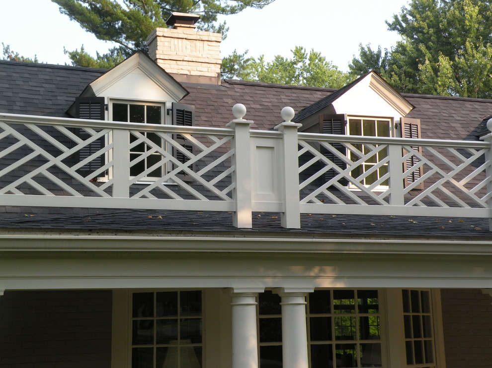 Immagine di un portico tradizionale di medie dimensioni e davanti casa