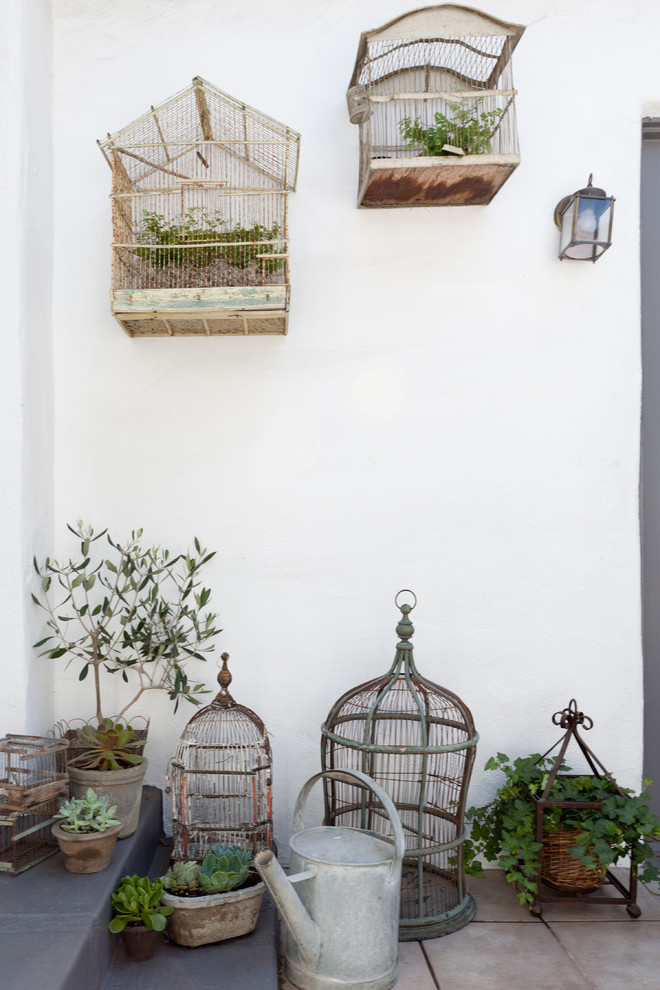 This is an example of an eclectic veranda in Los Angeles.