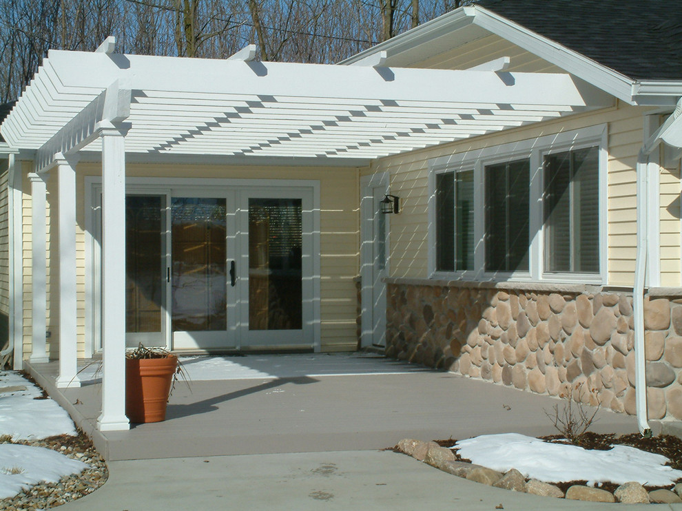 Ejemplo de terraza de estilo americano de tamaño medio en patio delantero con entablado y pérgola