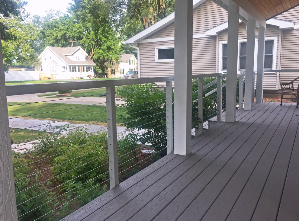 Ejemplo de terraza clásica renovada en patio delantero y anexo de casas con entablado