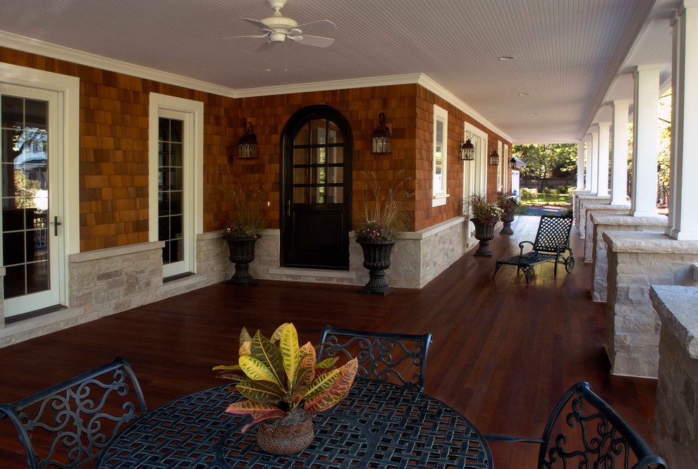 Diseño de terraza clásica extra grande en patio delantero y anexo de casas