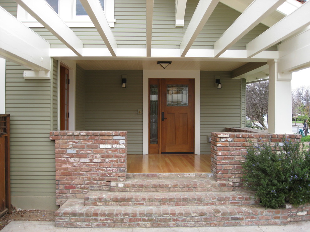 Ispirazione per un portico stile americano di medie dimensioni e davanti casa con un tetto a sbalzo e pedane