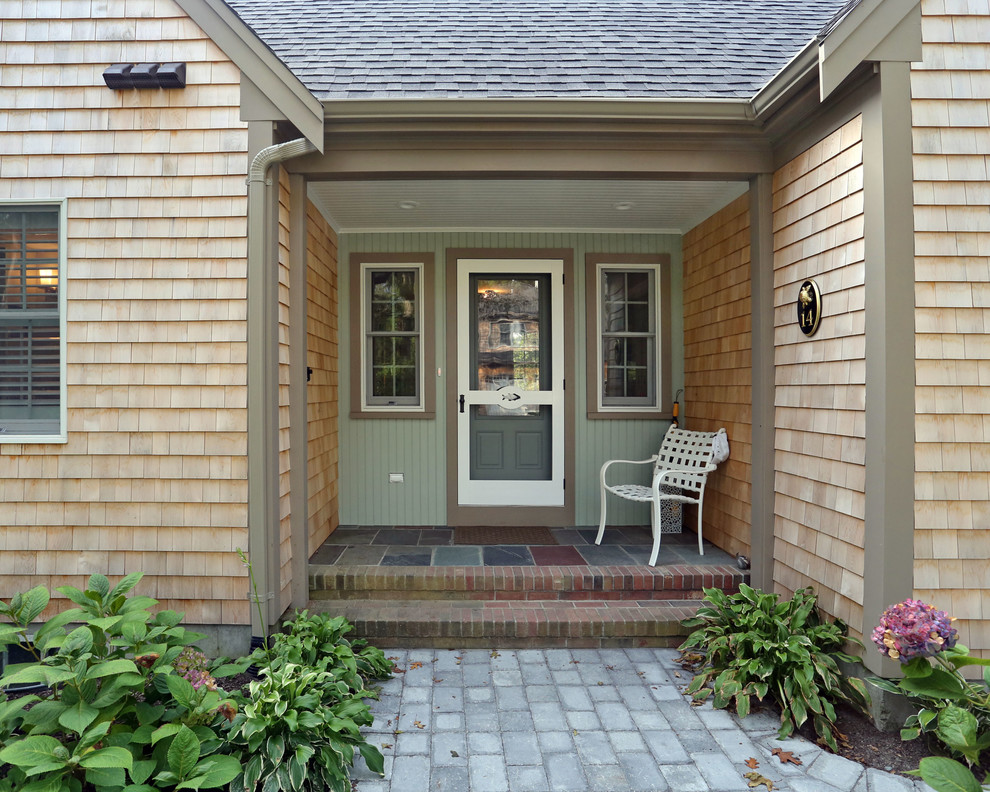 Diseño de terraza clásica pequeña en patio lateral y anexo de casas con adoquines de piedra natural