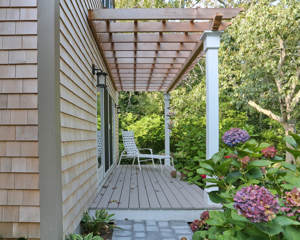 Modelo de terraza clásica pequeña en patio lateral con entablado y pérgola