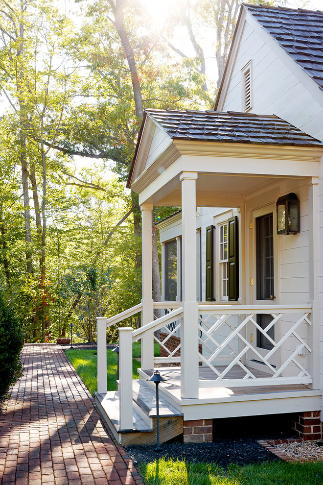 Idee per un portico chic con pedane e un tetto a sbalzo