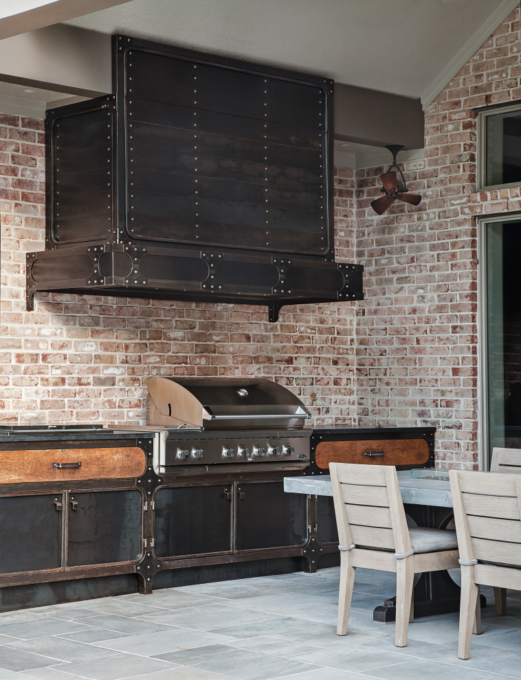 Exemple d'un porche d'entrée de maison arrière chic de taille moyenne avec une cuisine d'été, des pavés en pierre naturelle et une extension de toiture.