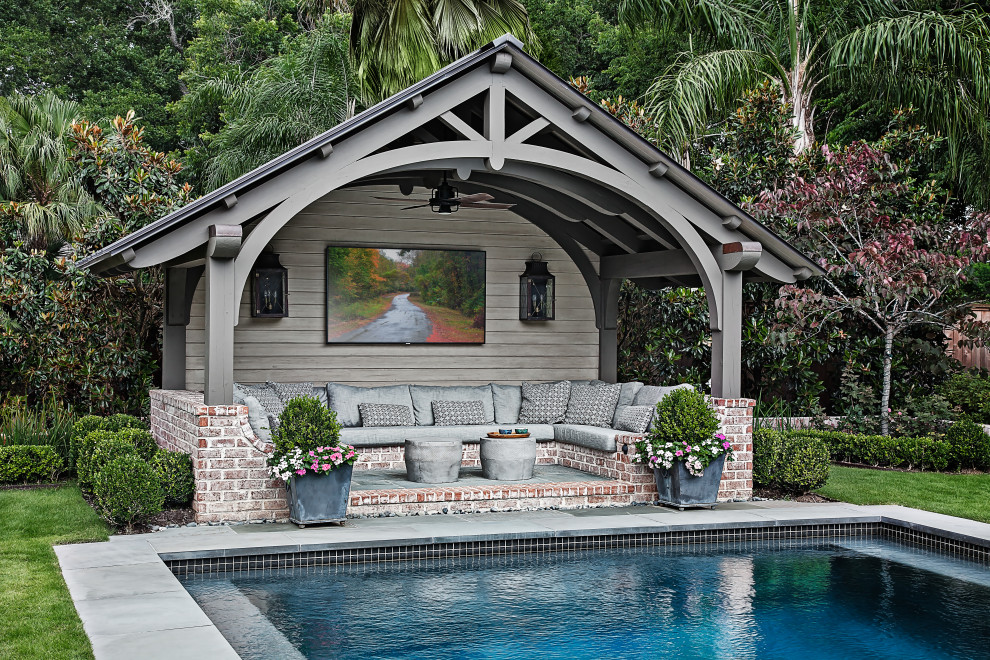 Inspiration pour un porche d'entrée de maison arrière traditionnel de taille moyenne avec des pavés en pierre naturelle et une extension de toiture.