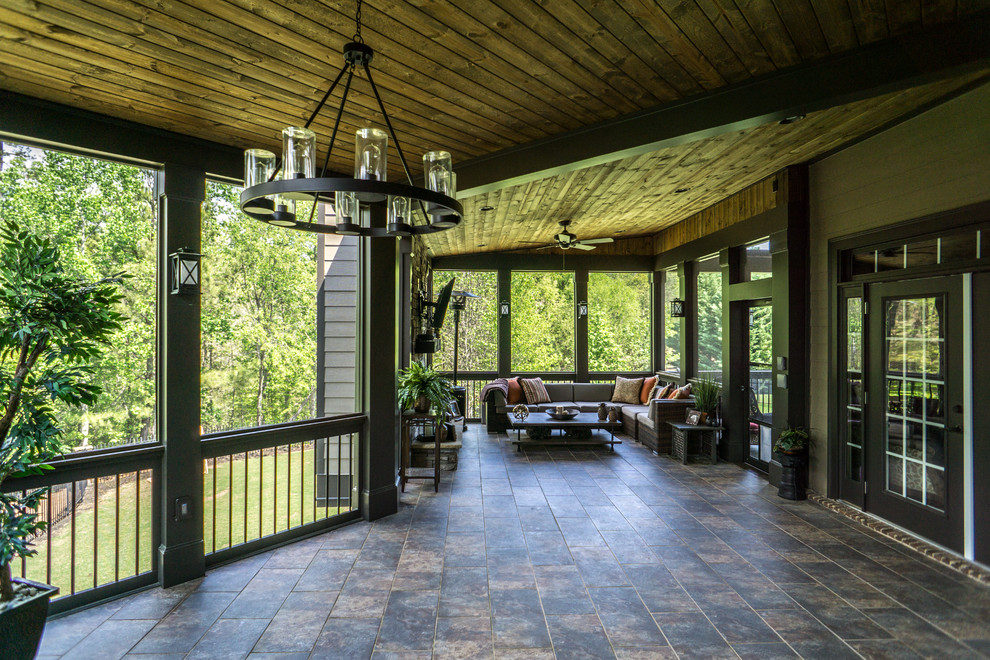 Réalisation d'un grand porche d'entrée de maison arrière design avec une cuisine d'été, du carrelage et une extension de toiture.