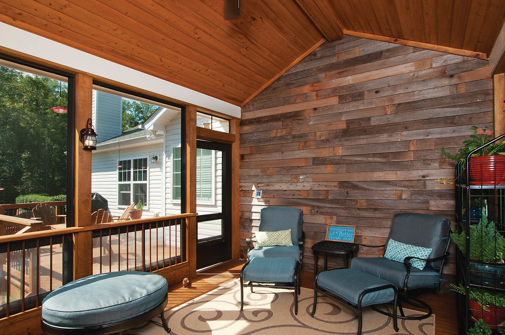 This is an example of a mid-sized traditional screened-in back porch design in Atlanta with a roof extension.