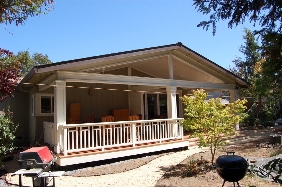 Cette photo montre un porche d'entrée de maison craftsman.