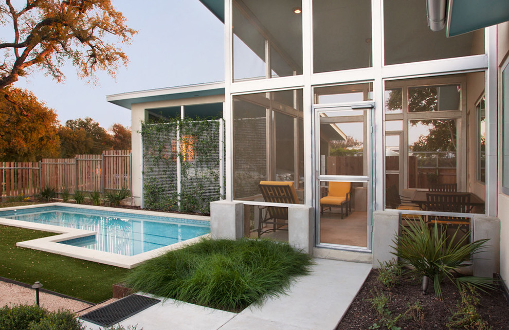 Idées déco pour un porche d'entrée de maison arrière moderne avec une extension de toiture et tous types de couvertures.