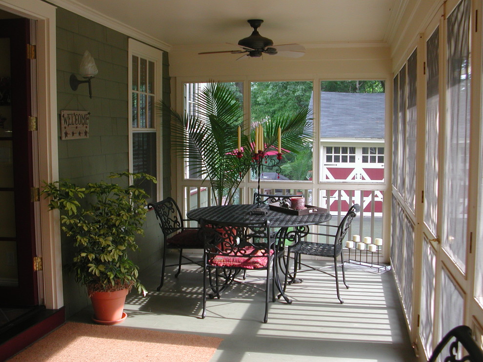 Idéer för att renovera en mellanstor amerikansk innätad veranda längs med huset, med trädäck och takförlängning