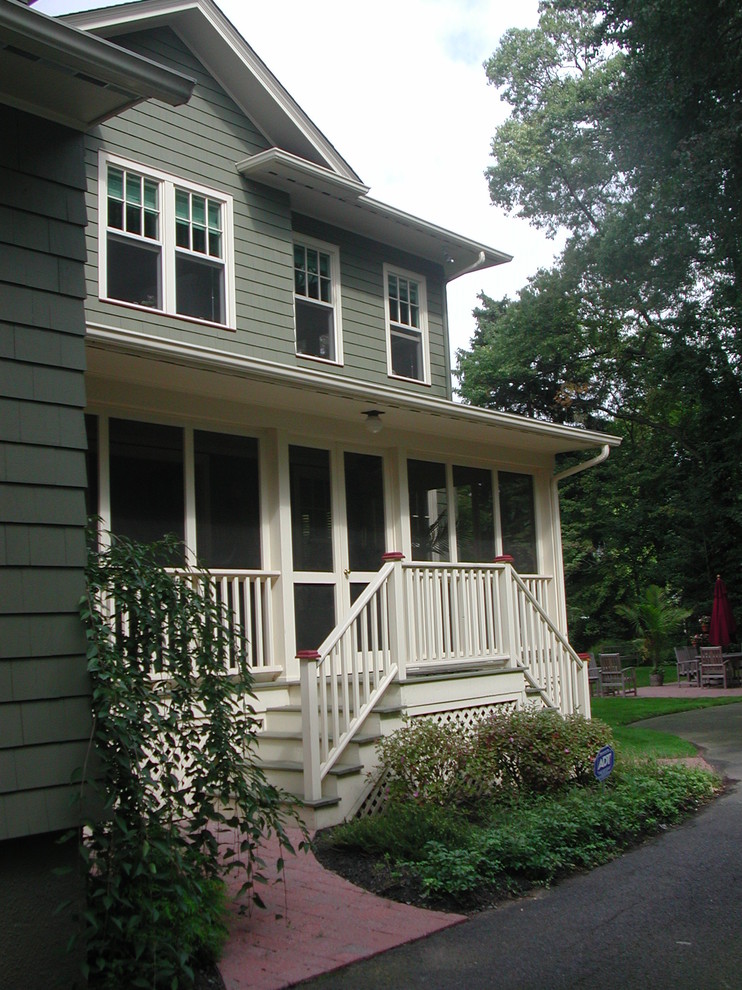 Bild på en mellanstor amerikansk innätad veranda längs med huset, med marksten i tegel och takförlängning