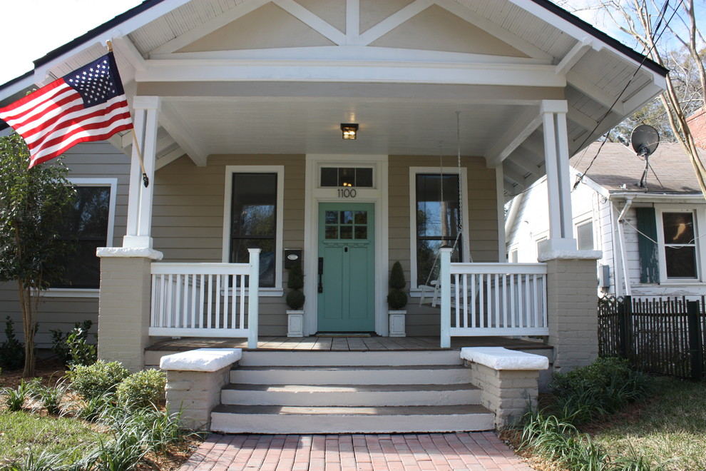 Bild på en amerikansk veranda framför huset
