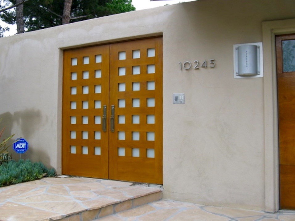 Esempio di un portico design con pavimentazioni in pietra naturale