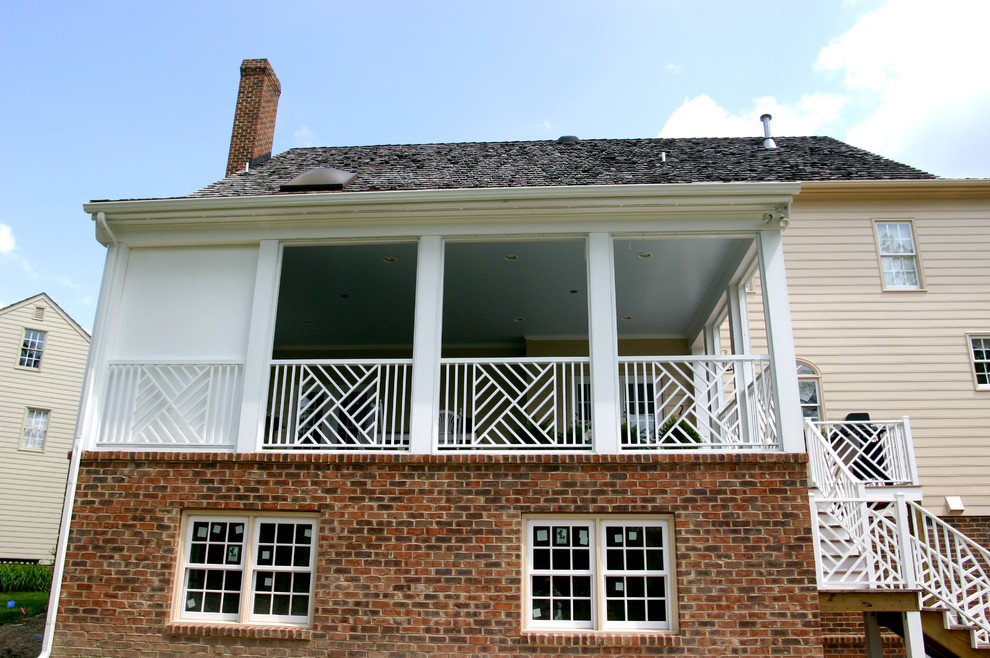 Exempel på en klassisk veranda på baksidan av huset