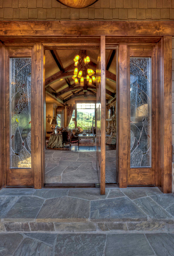 Inspiration pour un très grand porche d'entrée de maison avant traditionnel avec des pavés en béton.
